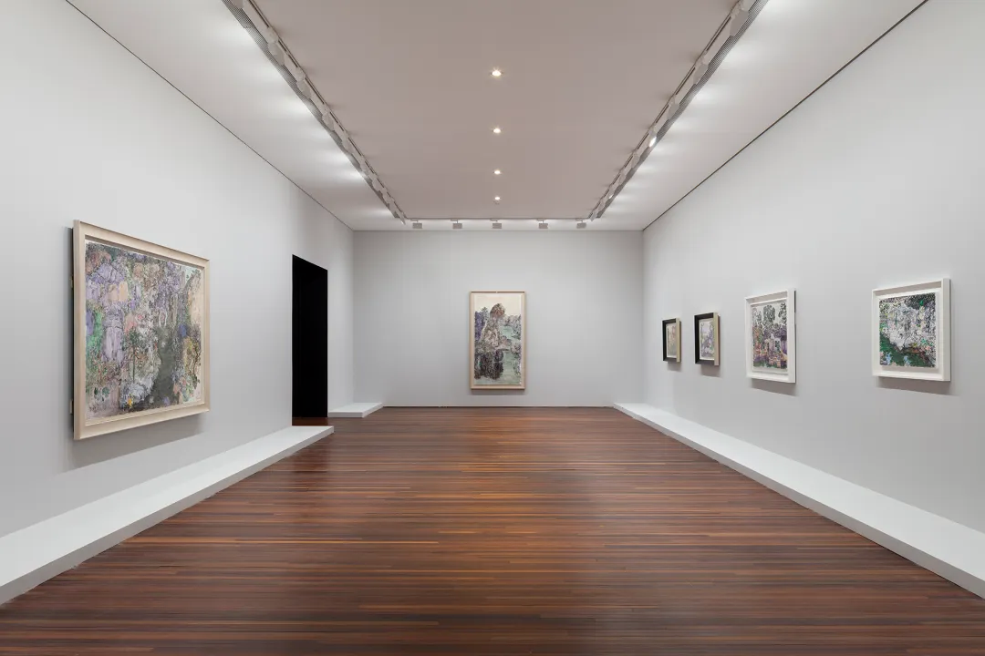 周春芽“山石、园林、桃花、绿狗”展览现场，北京松美术馆，2026