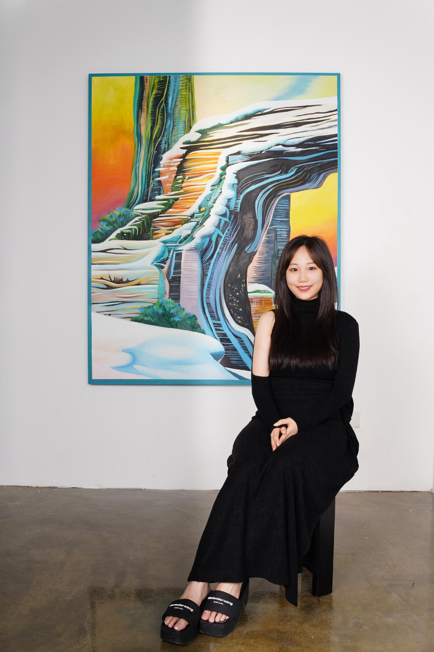 艺术家朱丽晴在作品前