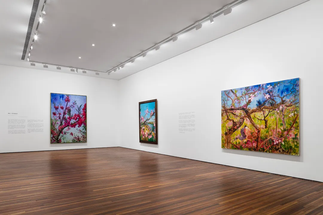 周春芽“山石、园林、桃花、绿狗”展览现场,北京松美术馆,2026