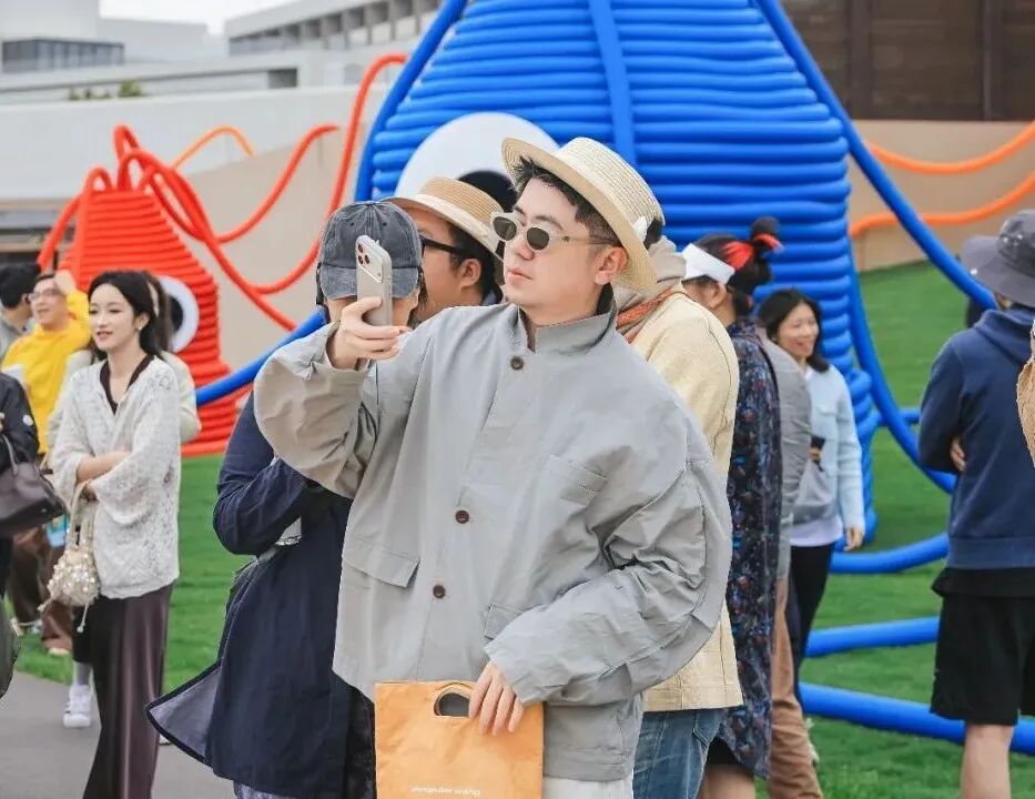 第二届如是海沙滩公共艺术季开幕导览现场