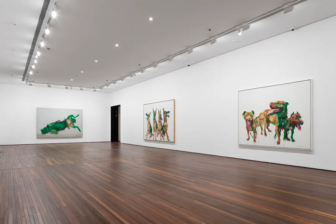 周春芽“山石、园林、桃花、绿狗”展览现场,北京松美术馆,2026