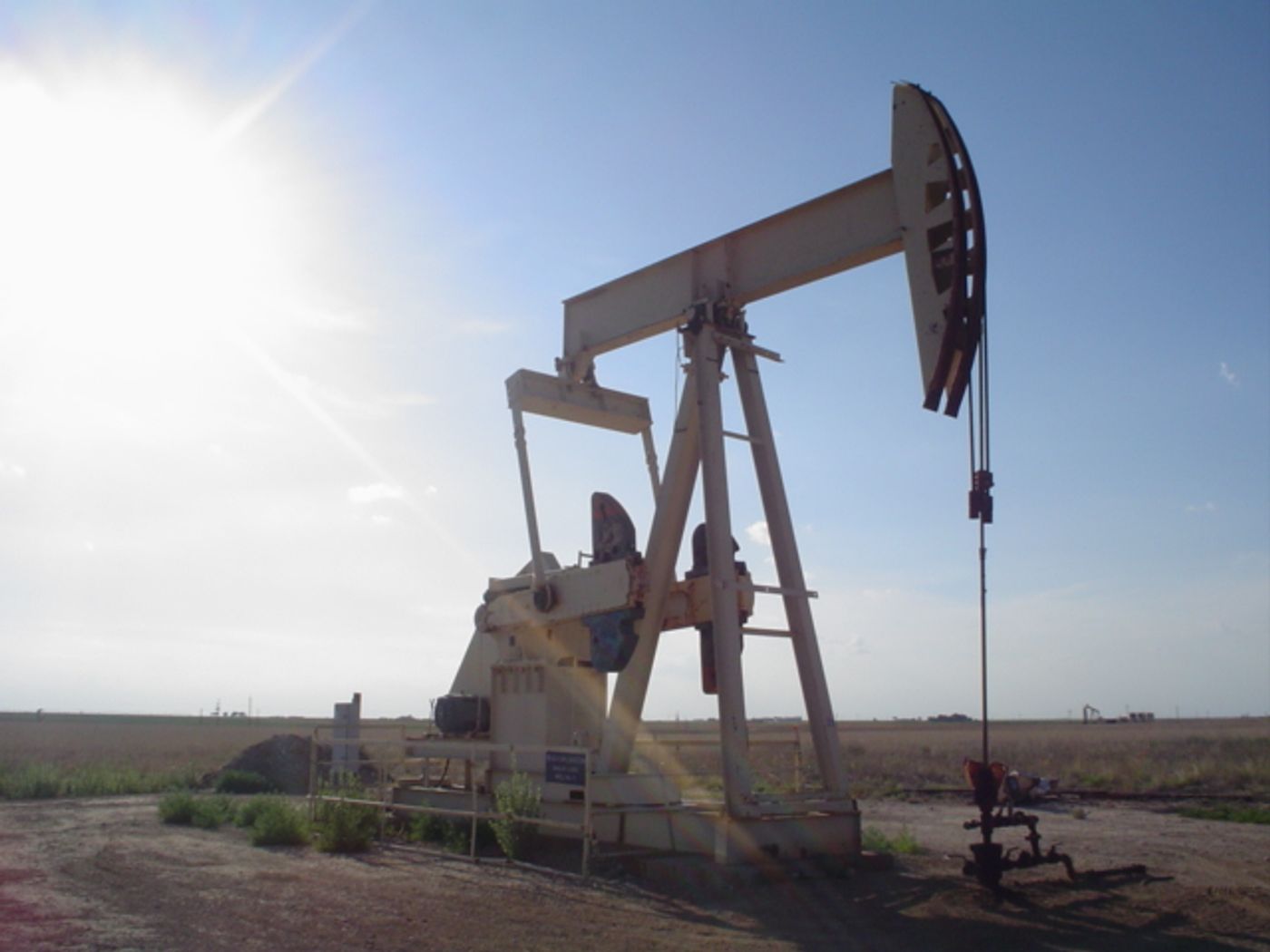 American oil well (Wikimedia Commons) — energy markets amid Trump’s campaign to stop Iran’s nuke.