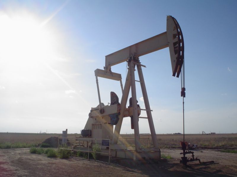 American oil well (Wikimedia Commons) — energy markets amid Trump’s campaign to stop Iran’s nuke.