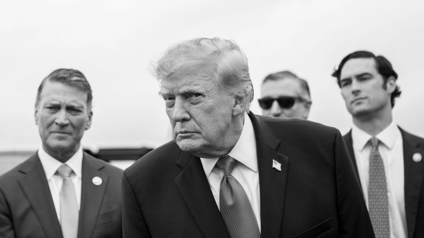 President Donald J. Trump disembarks Air Force One with members of Congress and speaks to the press, at Dallas Fort Worth International Airport, Texas on Thursday, October 1, 2026. (Official White House Photo by Molly Riley)