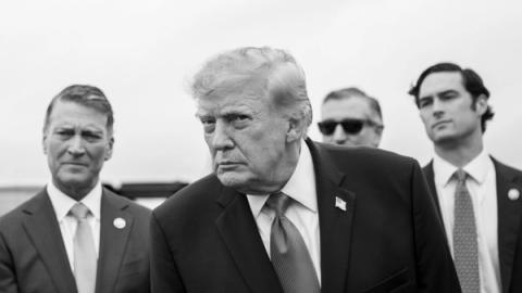 President Donald J. Trump disembarks Air Force One with members of Congress and speaks to the press, at Dallas Fort Worth International Airport, Texas on Thursday, October 1, 2026. (Official White House Photo by Molly Riley)