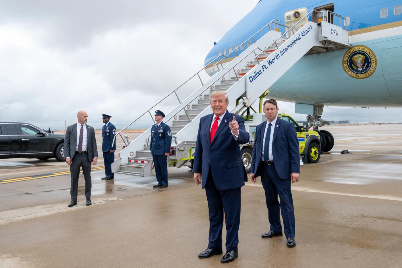 Interim: President Donald J. Trump disembarks Air Force One with members of Congress and speaks to the press at Dallas Fort Worth International Airport, Texas, Thursday, October 1, 2026, the same day as the Lakeland rally. No Lakeland photo has been posted. (Official White House Photo by Molly Riley, P202601001MR-1435)