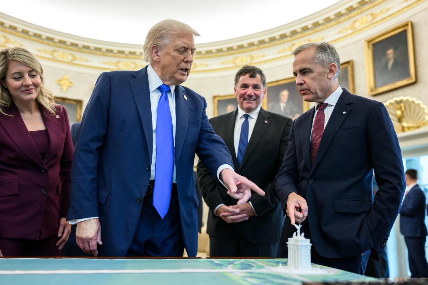 Stand-in photo (October 7, 2025): President Donald J. Trump points to a model of the proposed arch in the Oval Office, October 7, 2025 (Official White House photo / public domain)