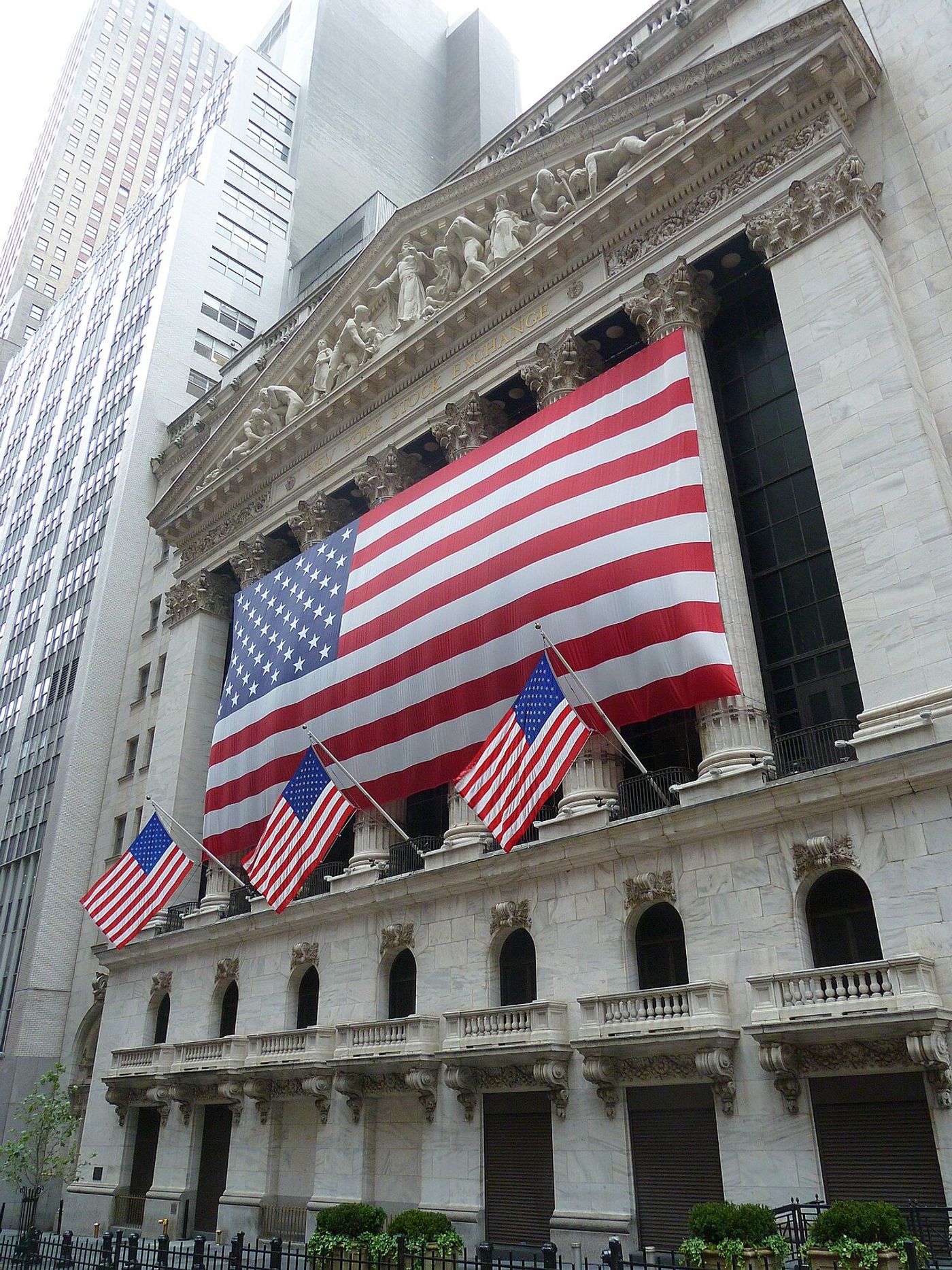 New York Stock Exchange facade (Wikimedia Commons) — markets backdrop for Trump's best financial numbers claim.