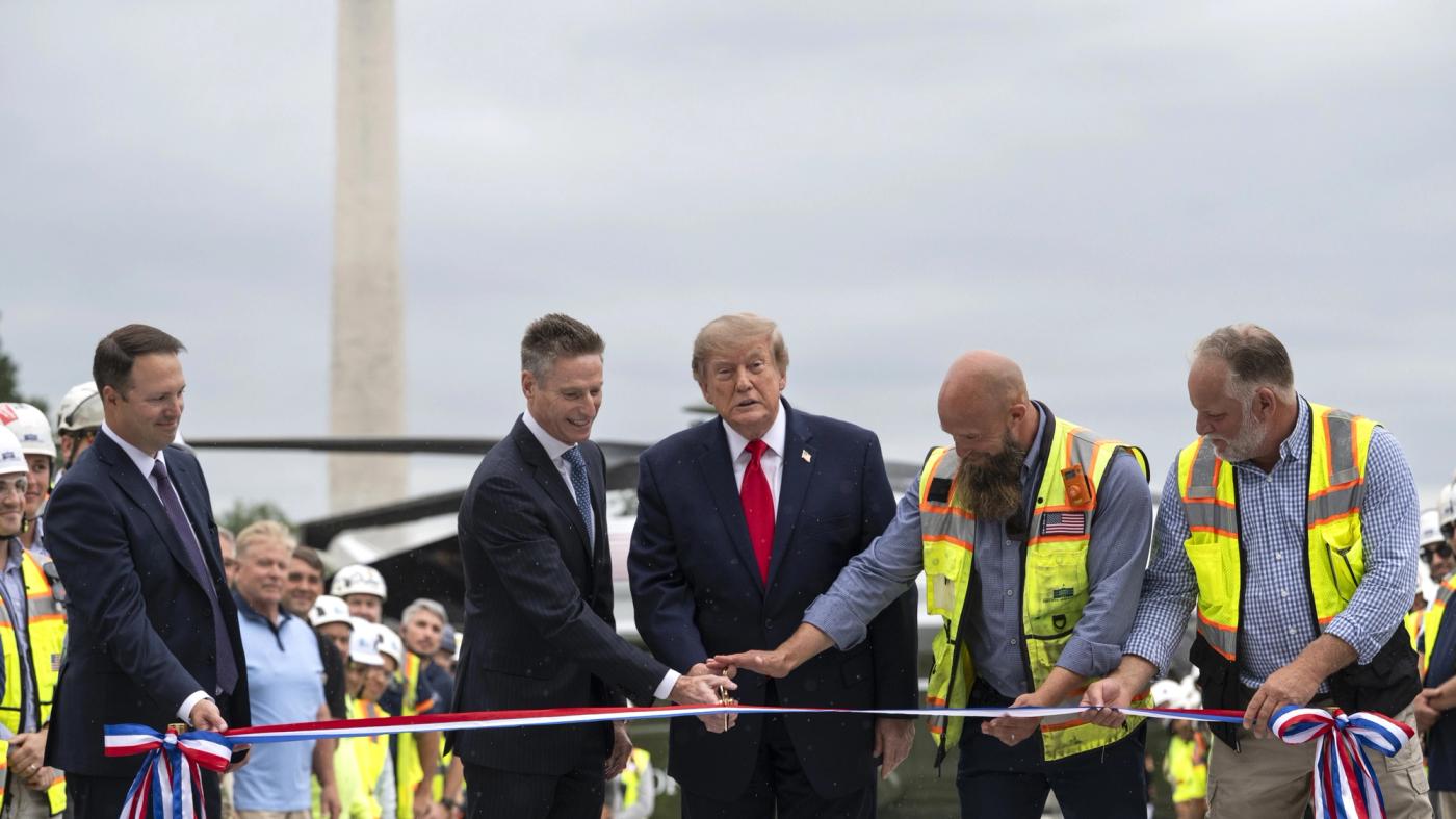 President Donald J. Trump participates in a ribbon-cutting ceremony for the new helipad on the South Lawn of the White House, Monday, September 21, 2026. (Official White House Photo by Joyce N. Boghosian)