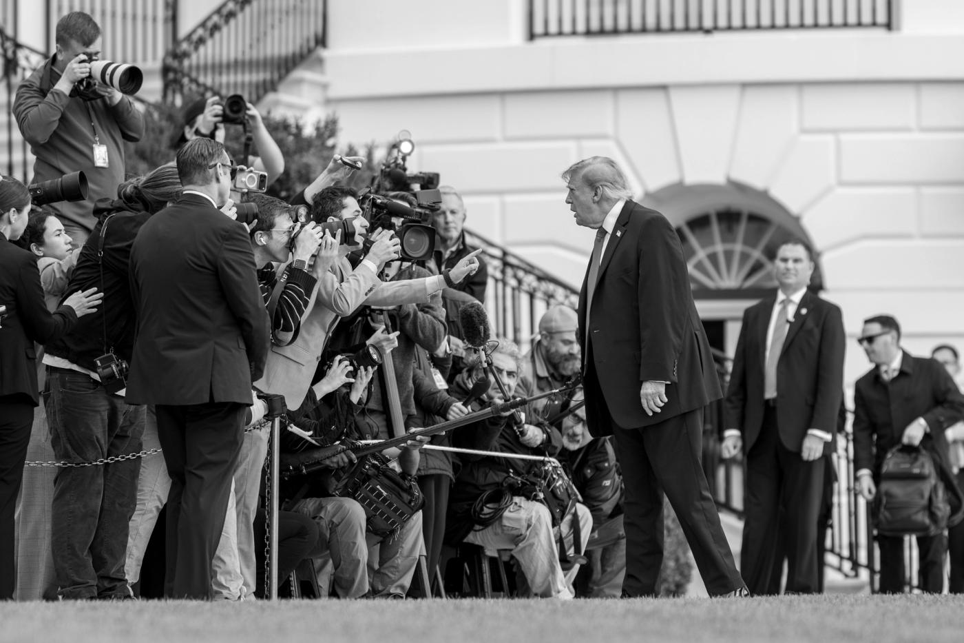 President Donald J. Trump boards Marine One on the South Lawn of the White House, Saturday, September 26, 2026, en route Joint Base Andrews for a trip to Knoxville, Tennessee. (Official White House Photo by Molly Riley, P20260926MR-0530)