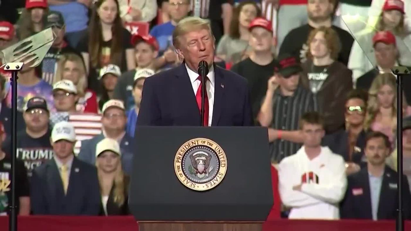 President Donald J. Trump speaks at a podium bearing the presidential seal at his rally in Youngstown, Ohio, October 12, 2026. (Video still, @RapidResponse47)
