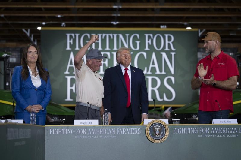 President Trump stands with farmers at the “Fighting for American Farmers” roundtable at Custer Farms in Wisconsin, June 5, 2026 (Official White House Photo by Joyce N. Boghosian)