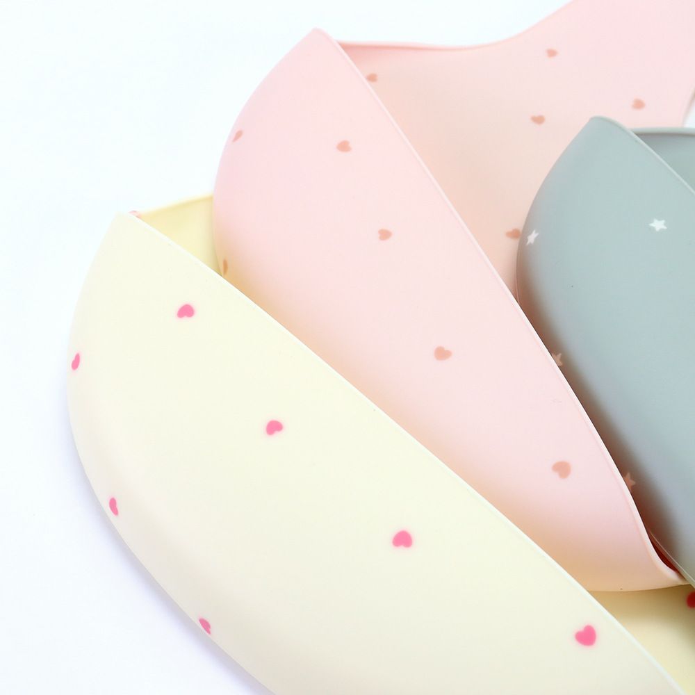 Wide stay-open crumb catcher food pocket on silicone baby bib