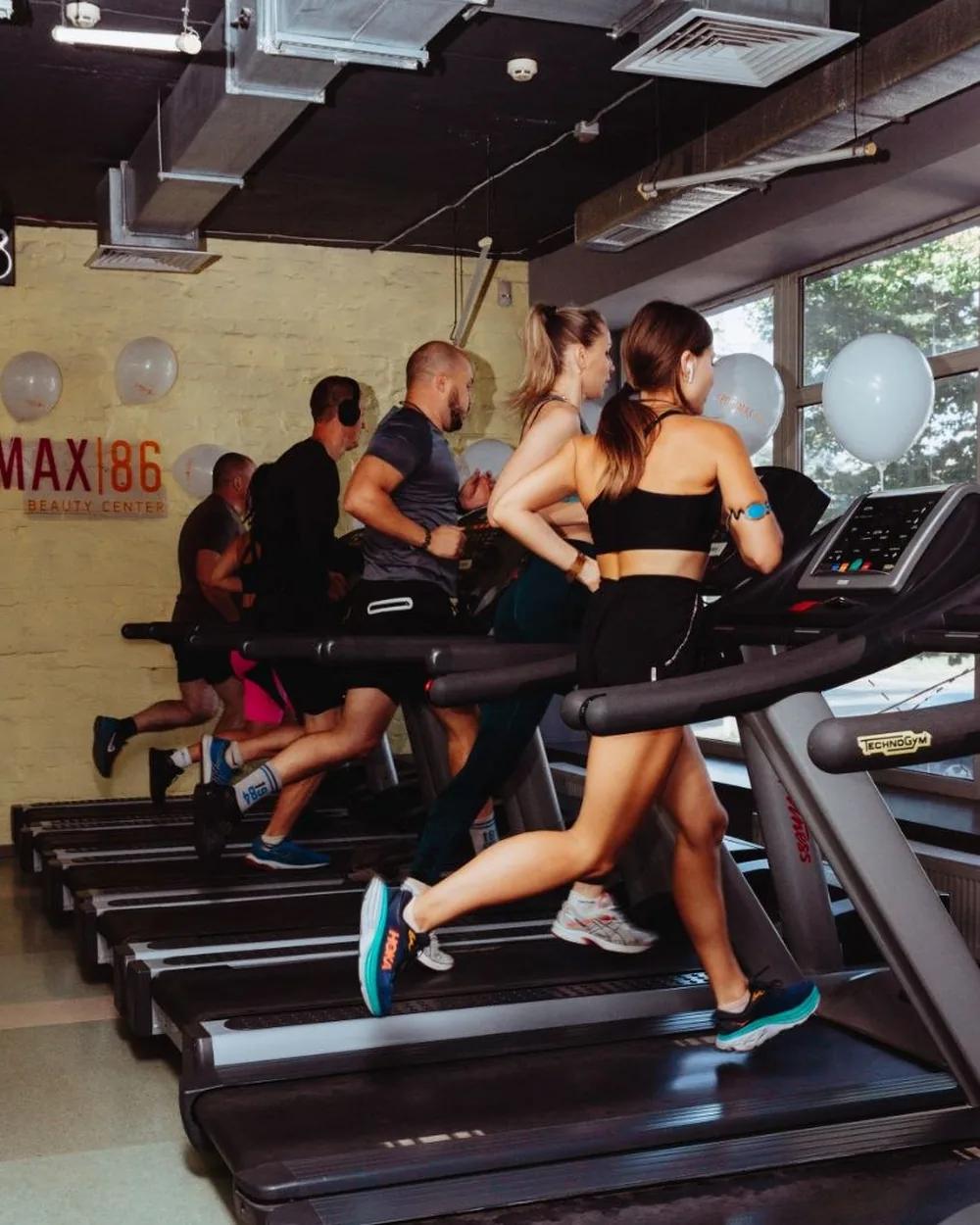 Кардіозона клубу SPORTMAX86: люди тренуються на бігових доріжках