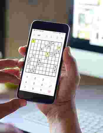 Løser digital sudoku på mobil