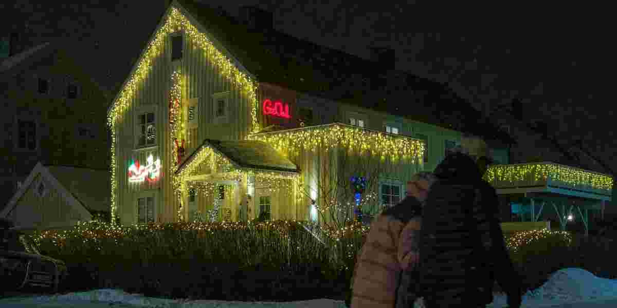 Lys og juledekorasjoner på hus