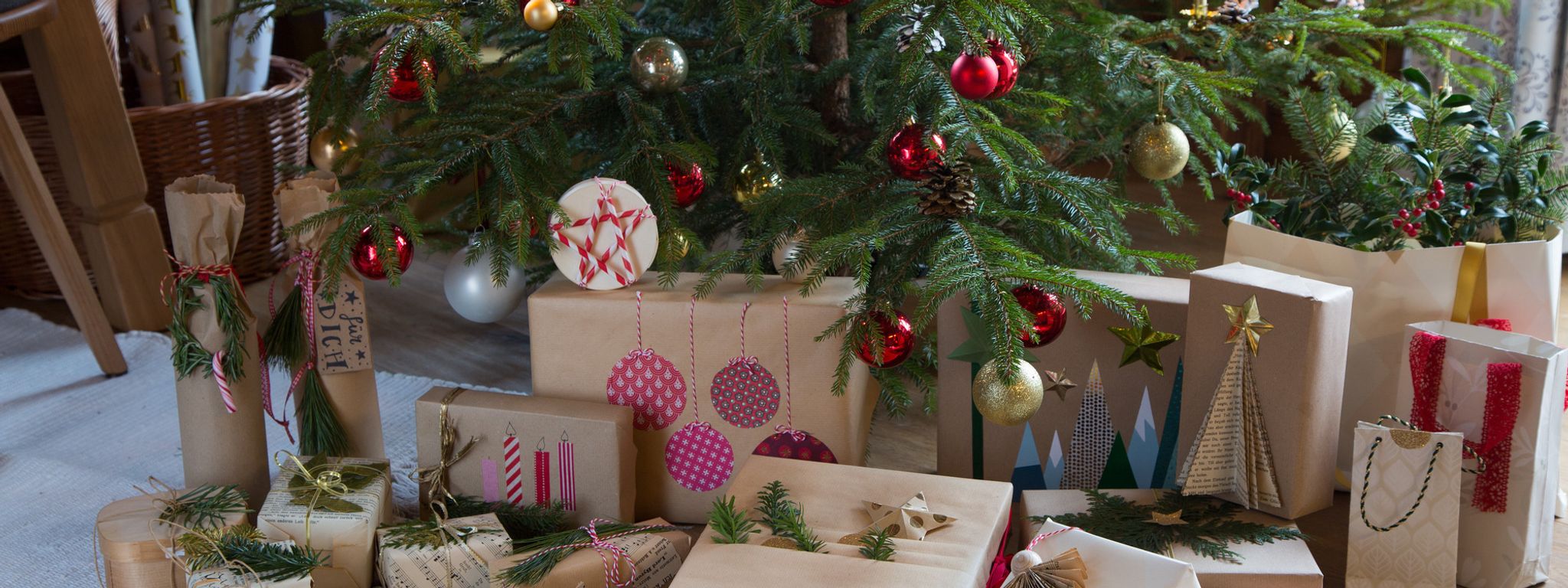 Julegaver under juletre