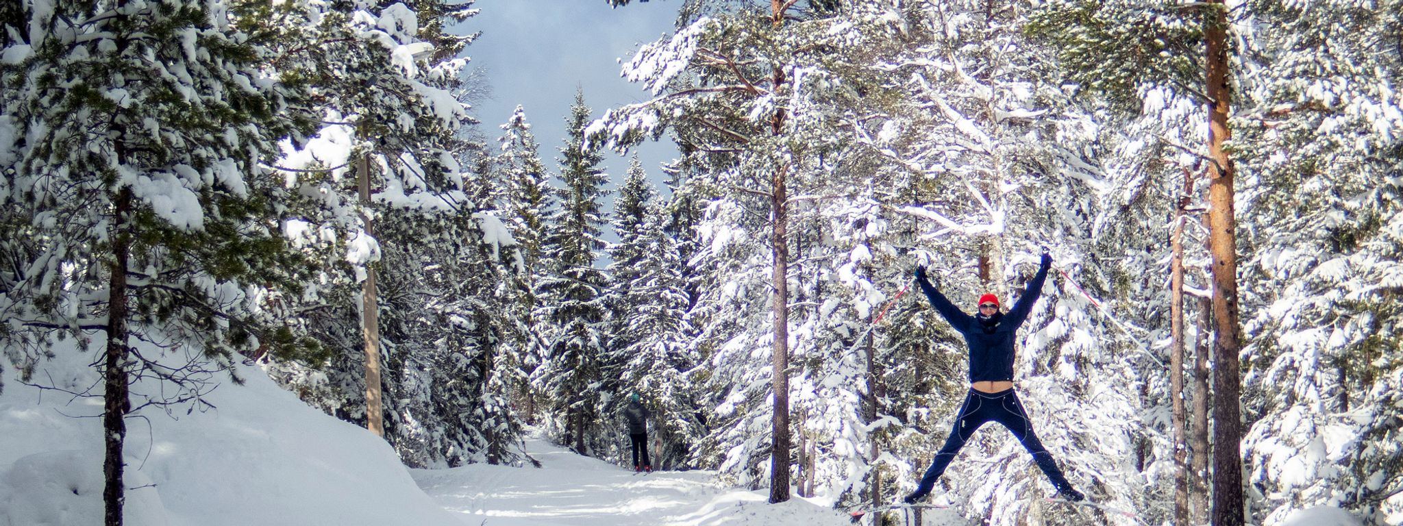 Lykkelig person på vinterstid