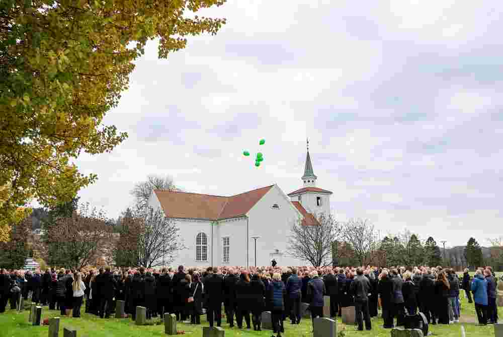Fullsatt kirke tok farvel med Torjus (7 år)