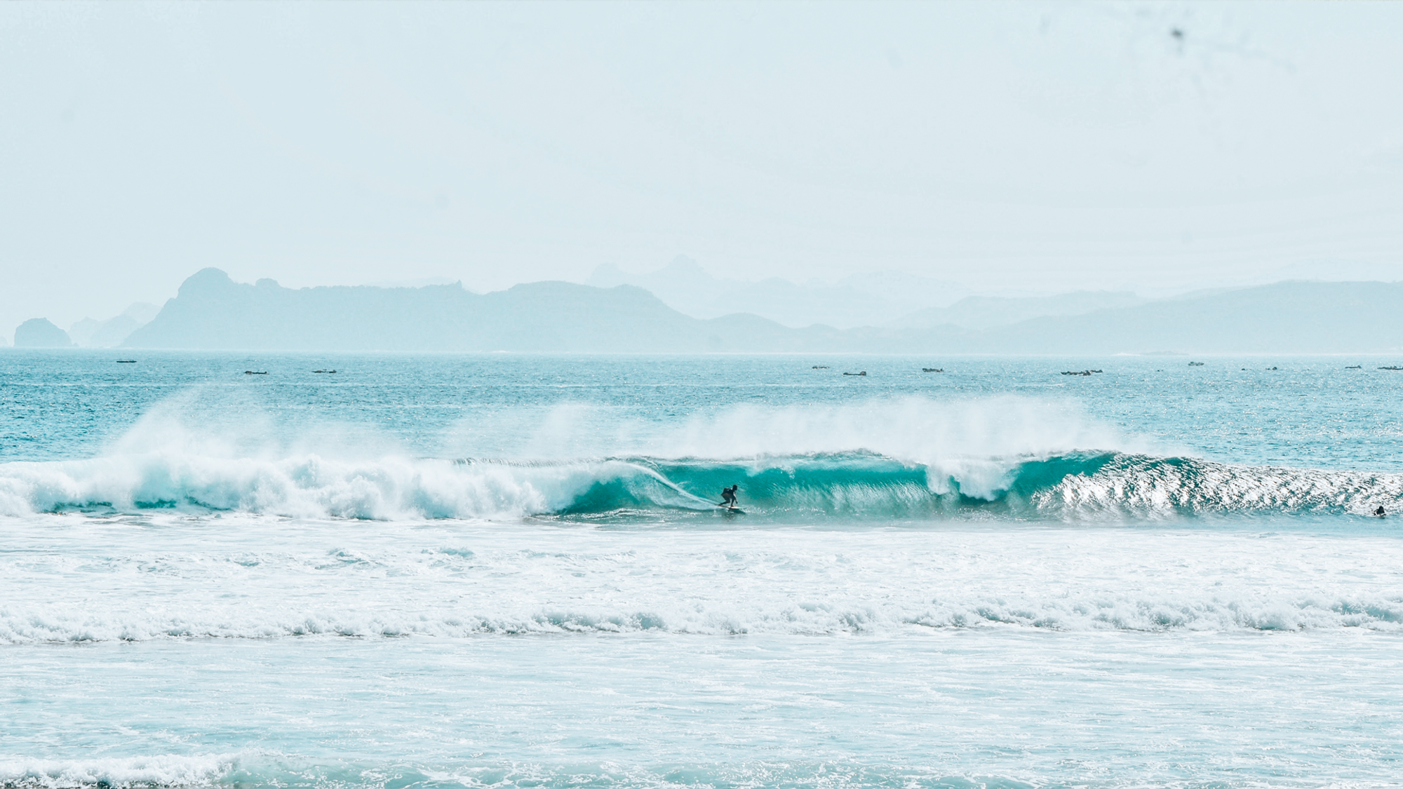 SURF IN LOMBOK