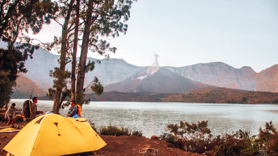 TREKKING A VOLCANO, MOUNT RINJANI
