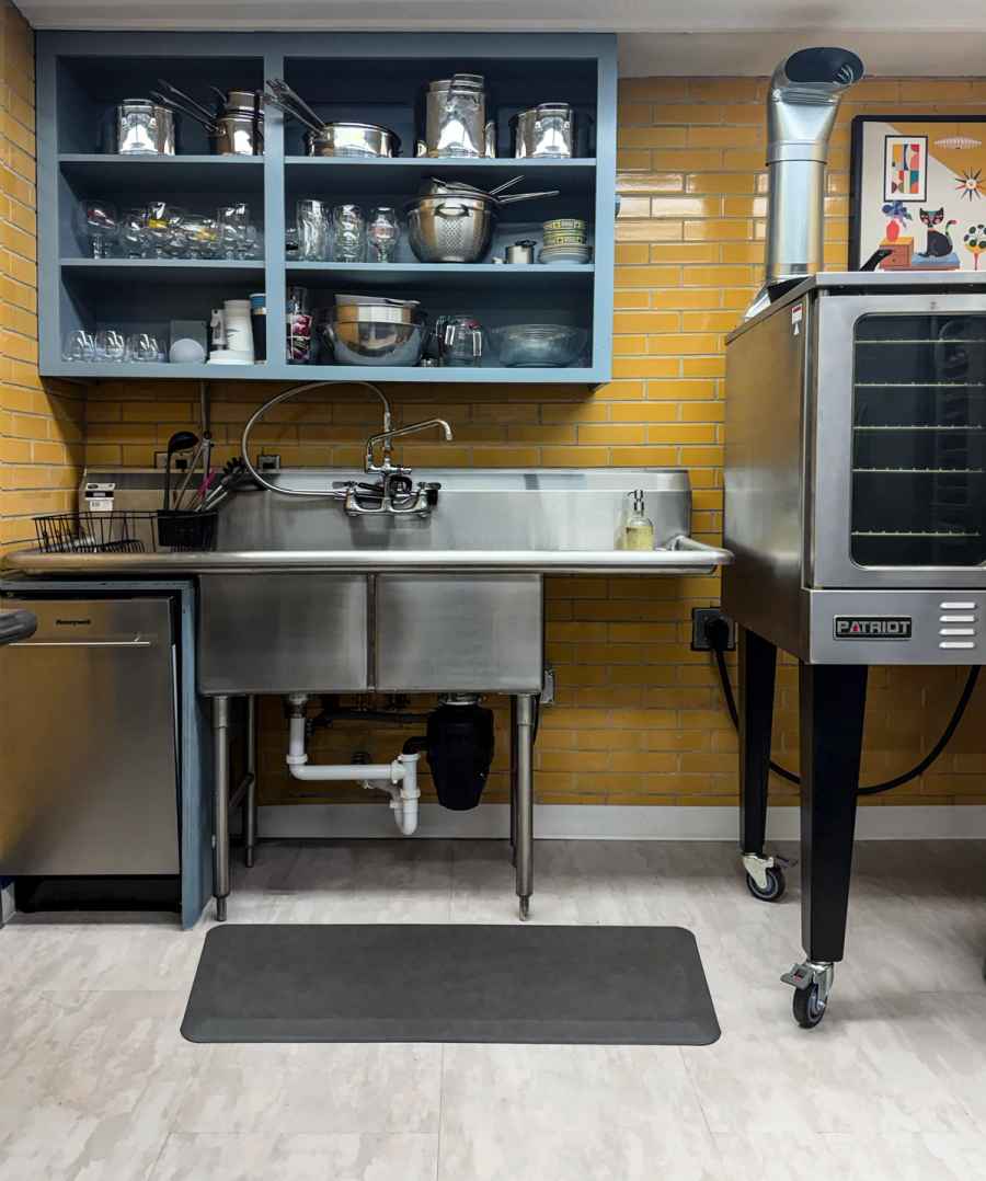 Commercial kitchen, on the floor., commercial photography for Commercial kitchen, on the floor.