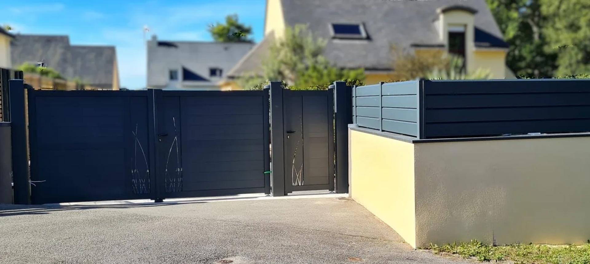 Portail alu sur mesure dans le Morbihan, pose et motorisation, Le Quintrec Le Pallec