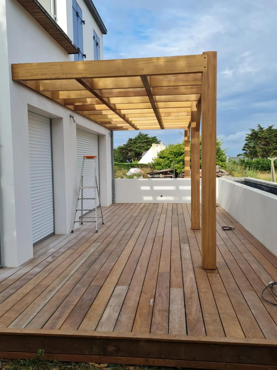Pergola en prolongement d'une terrasse