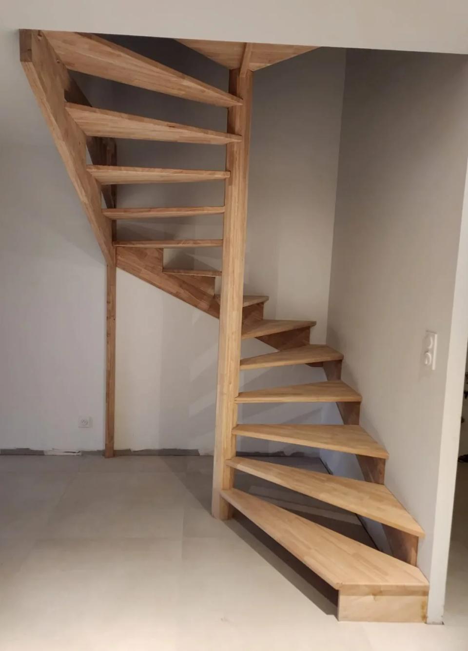 Escalier suspendu à marches ouvertes