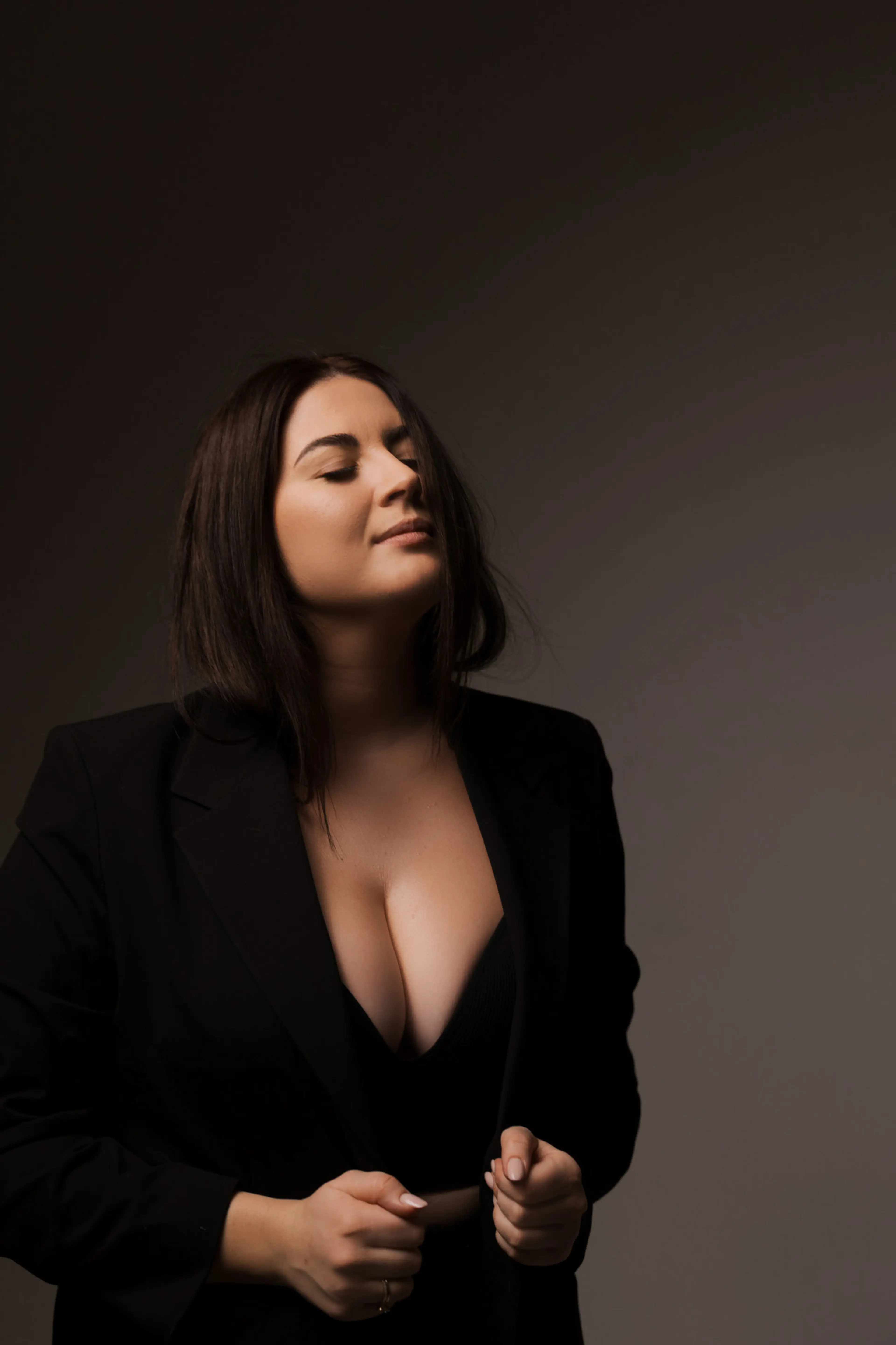 Portret kobiety z zamkniętymi oczami podczas kobiecej sesji fotograficznej w studio w Radomiu.