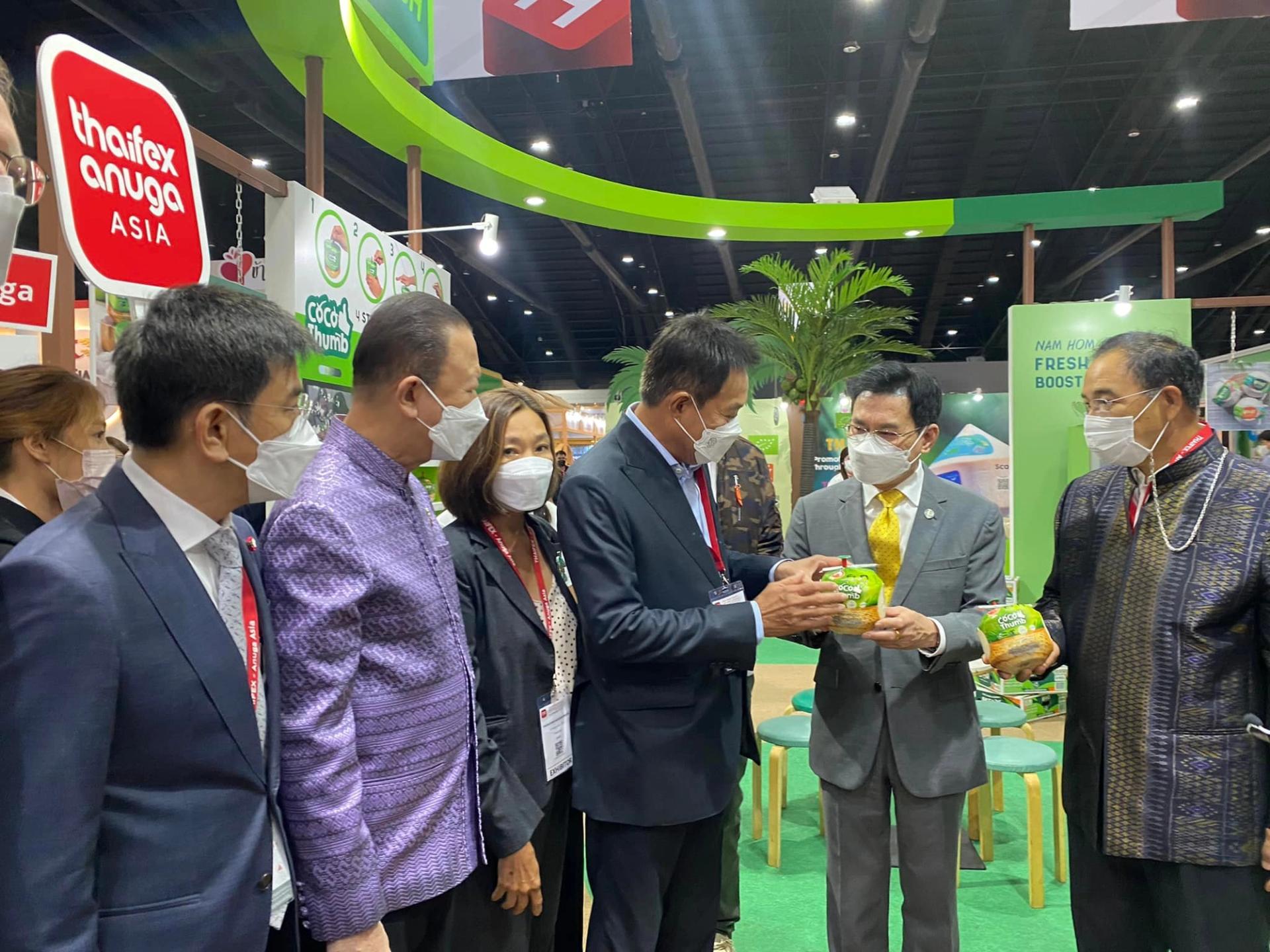 Visitors are viewing the K fresh exhibition.