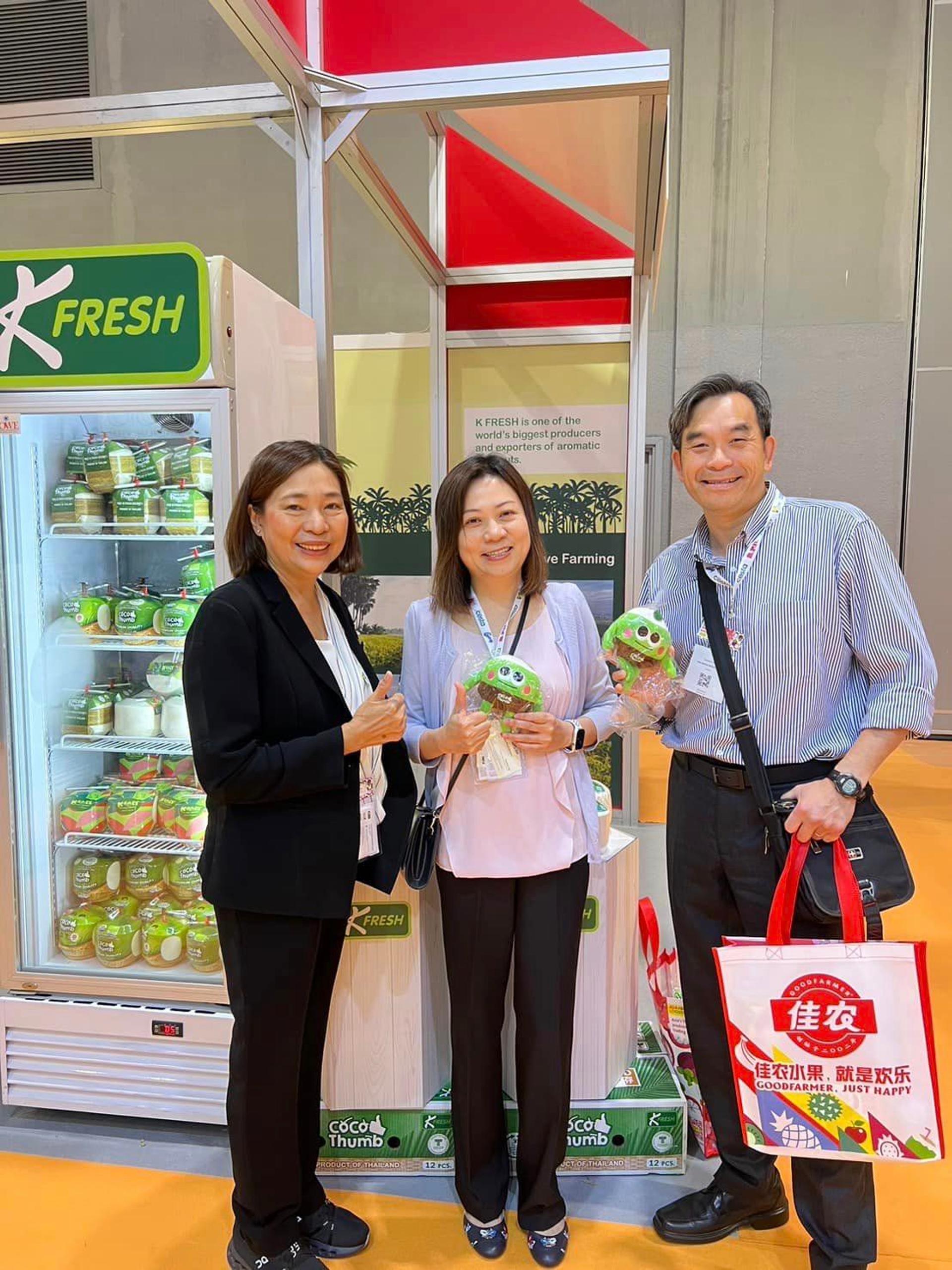  Customers come to buy coconut water.