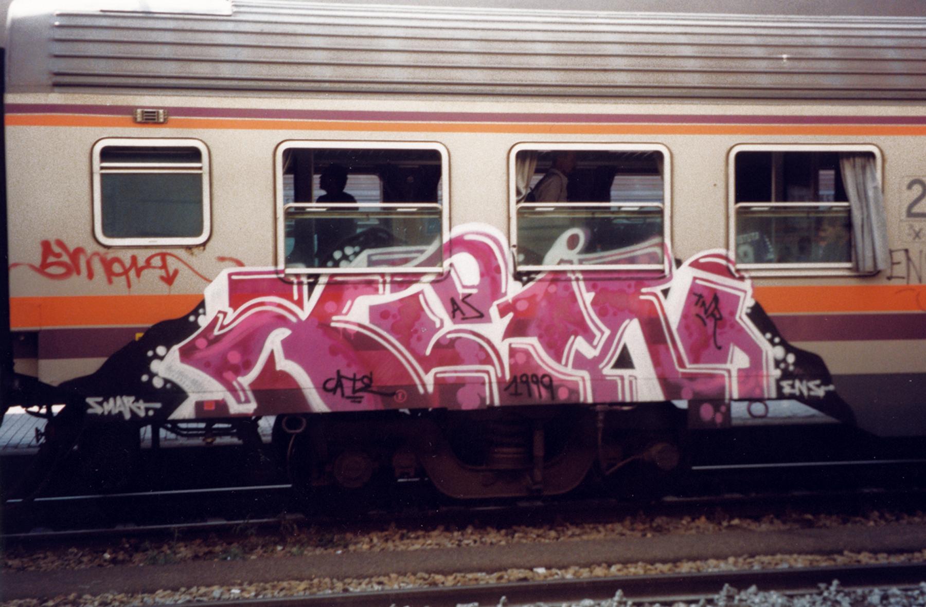 Inter-regional Train painted by Kein NERDS published on Graffzoo Magazine #2 2005