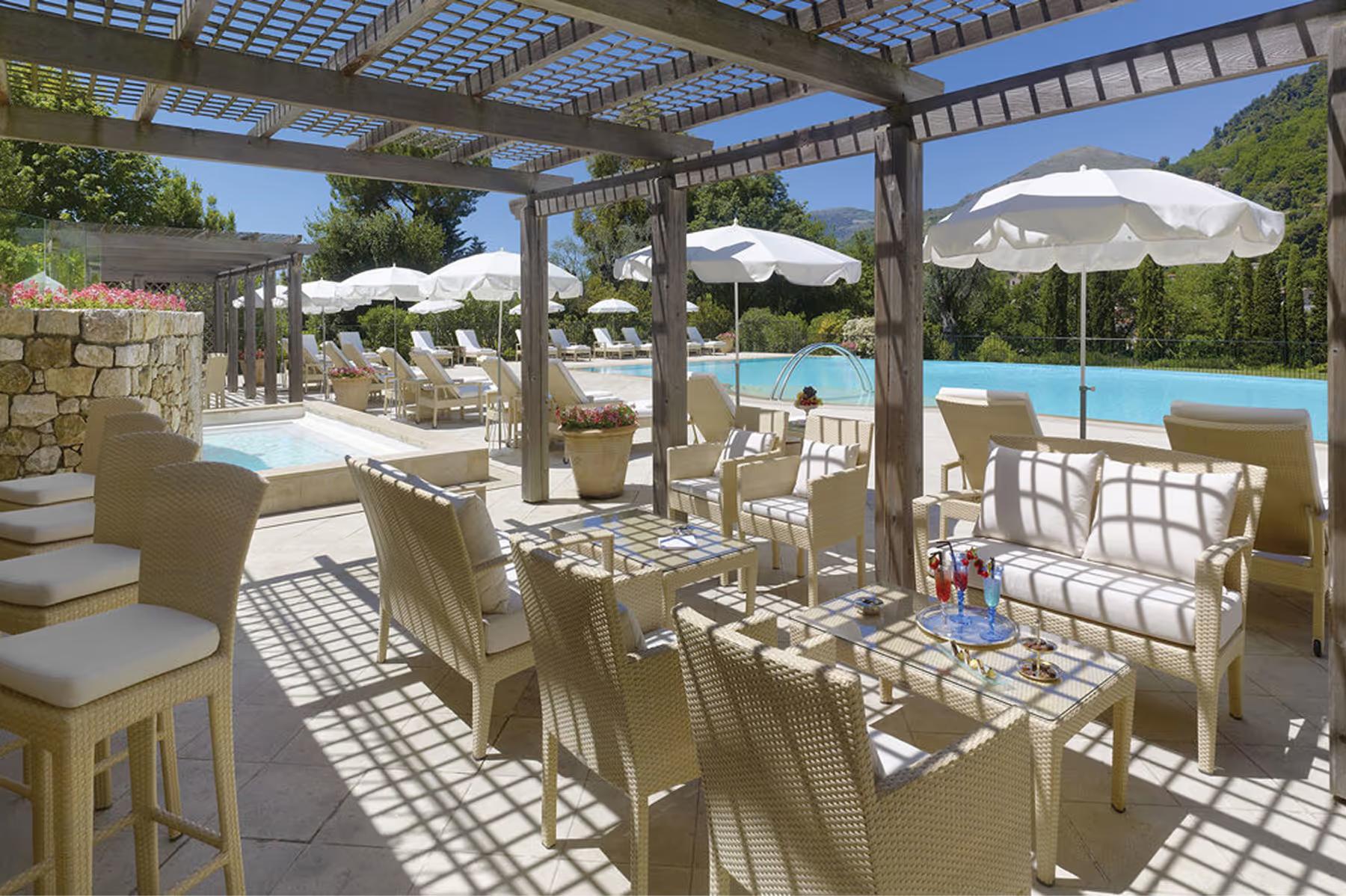 Château Saint Martin & Spa: pergola dining area with tables and chairs on terracotta stone paving