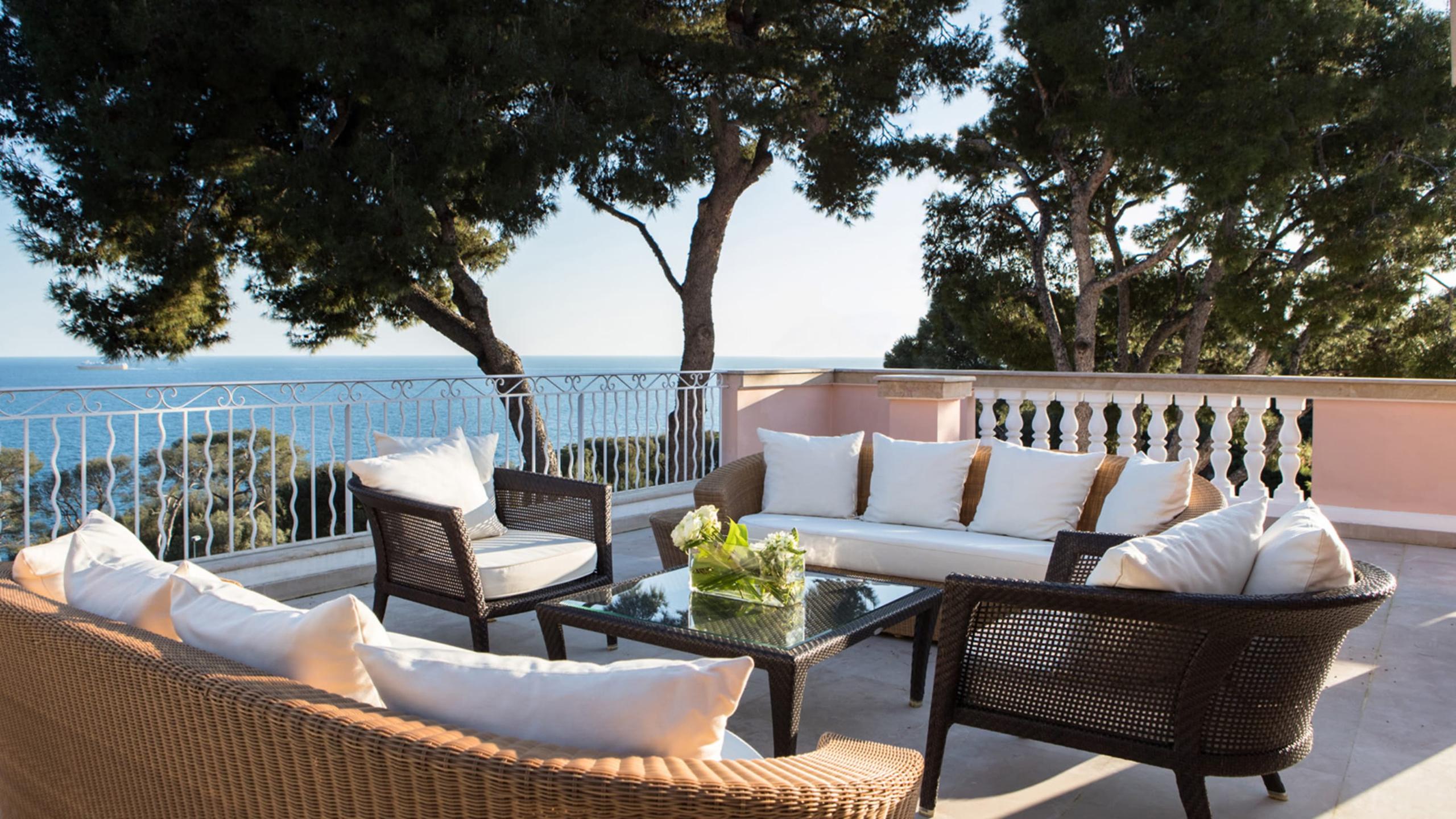 Grand-Hôtel du Cap-Ferrat: clifftop terrace with rattan seating and sea horizon beyond