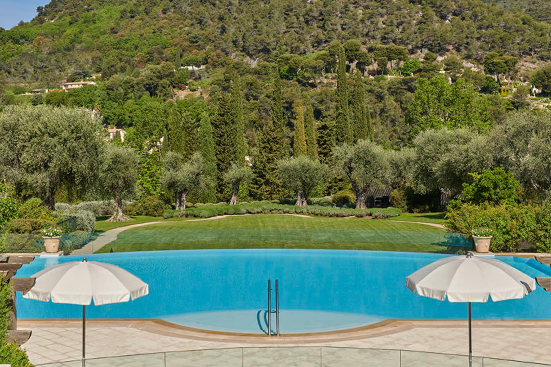 Château Saint Martin & Spa: outdoor massage room with beds under timber structure and garden views
