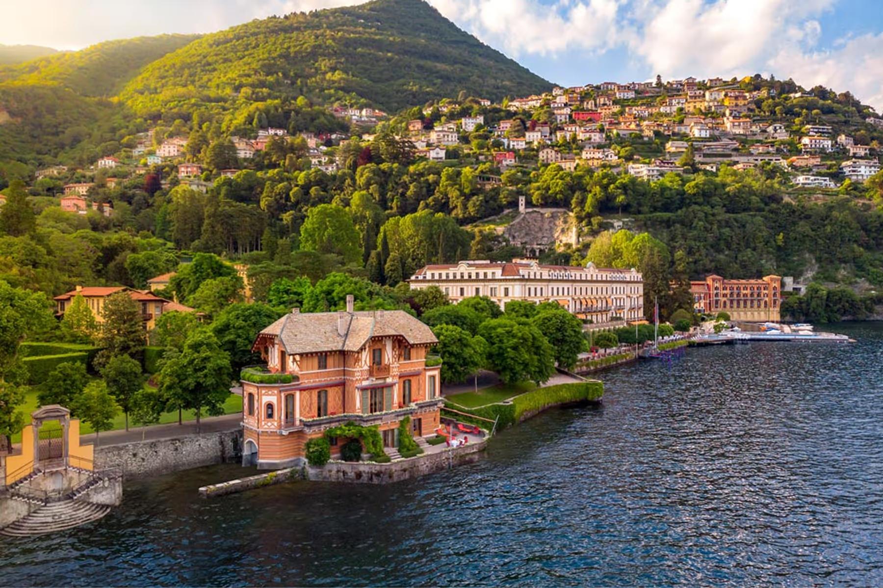 Villa d’Este: palazzo with floating pool platform moored in the lake