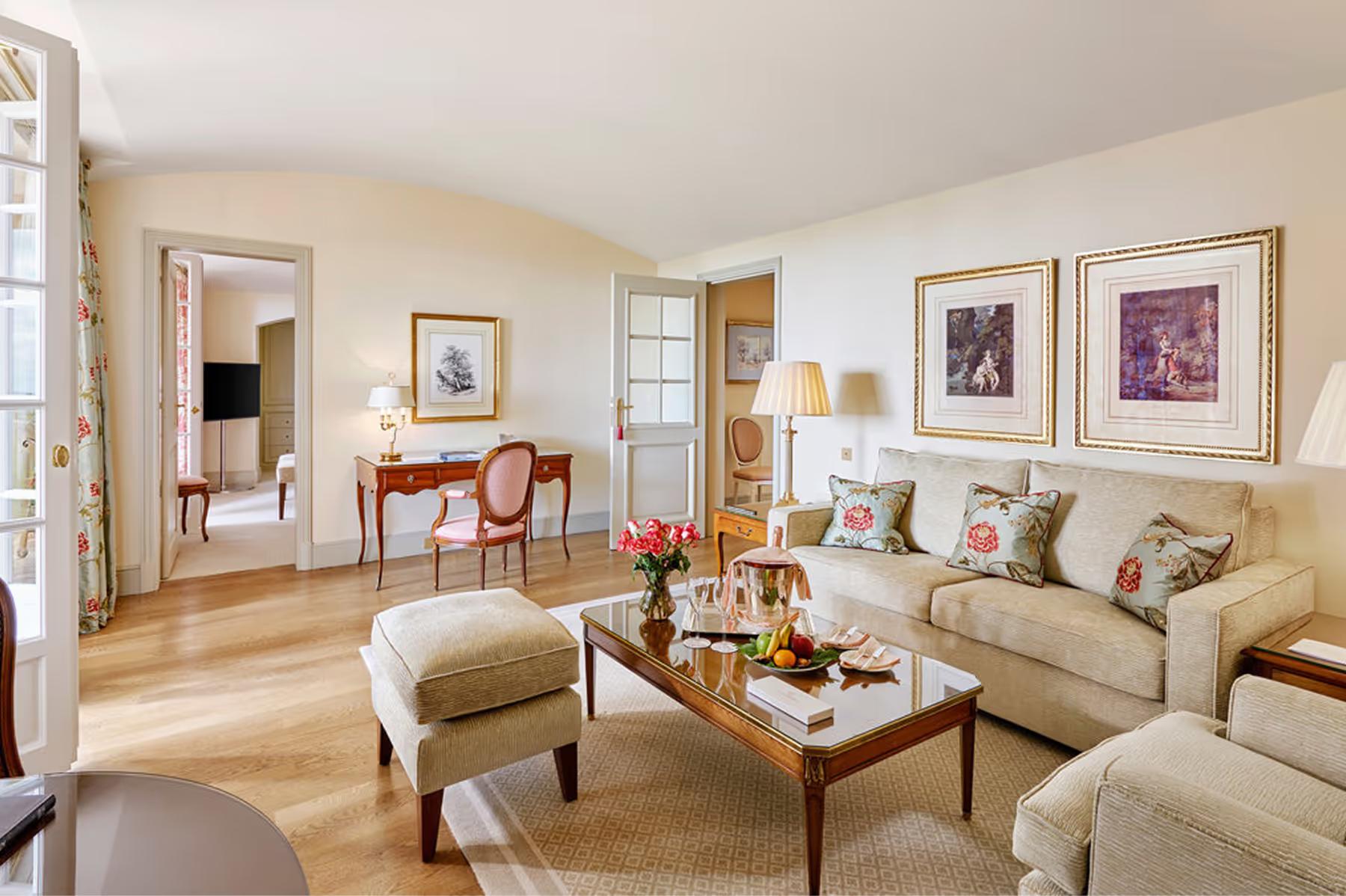 Château Saint Martin & Spa: spacious suite with living area and neutral upholstered seating