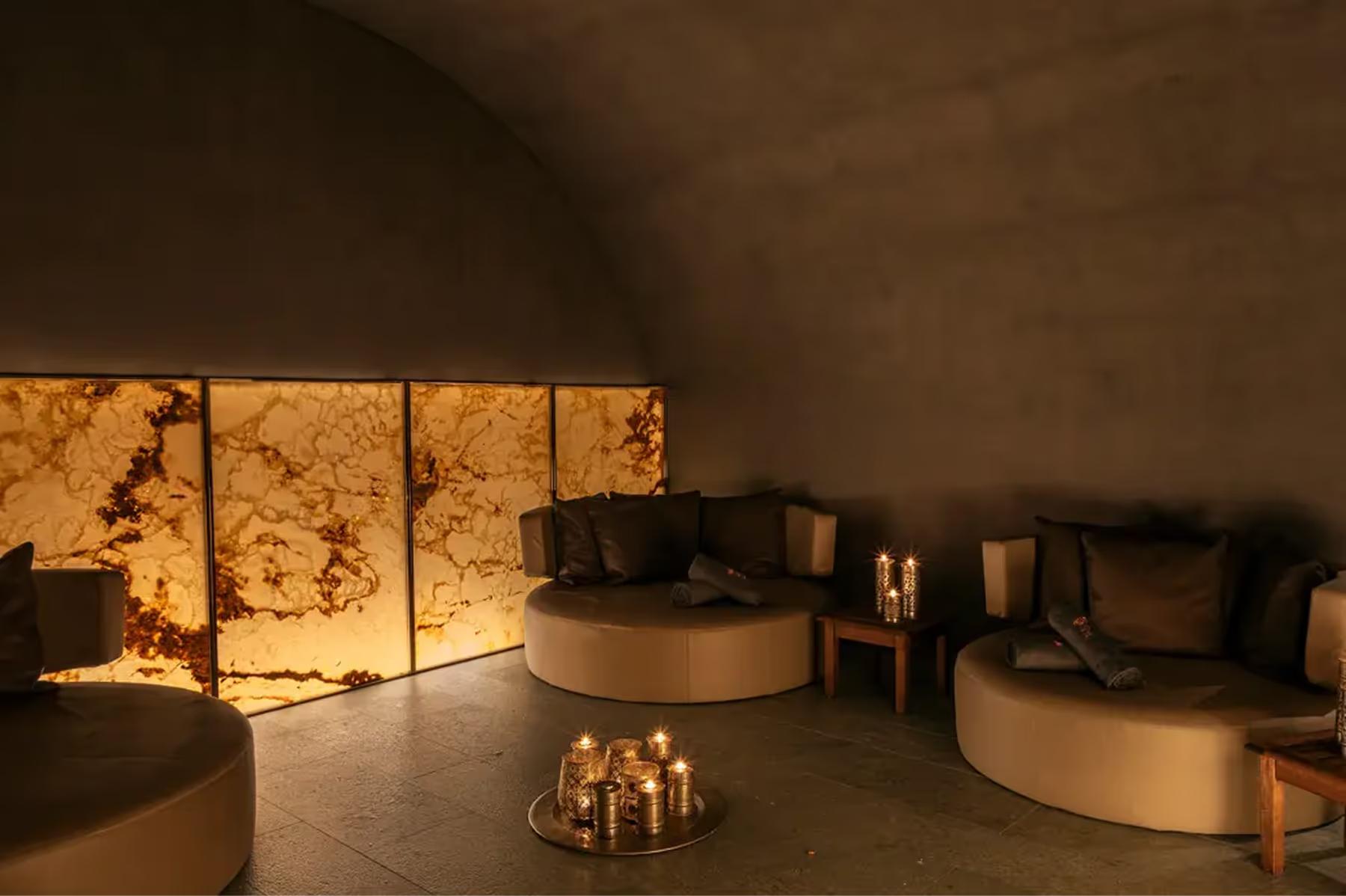 Grand Hotel Tremezzo: spa treatment room with curved seating and amber ambient lighting
