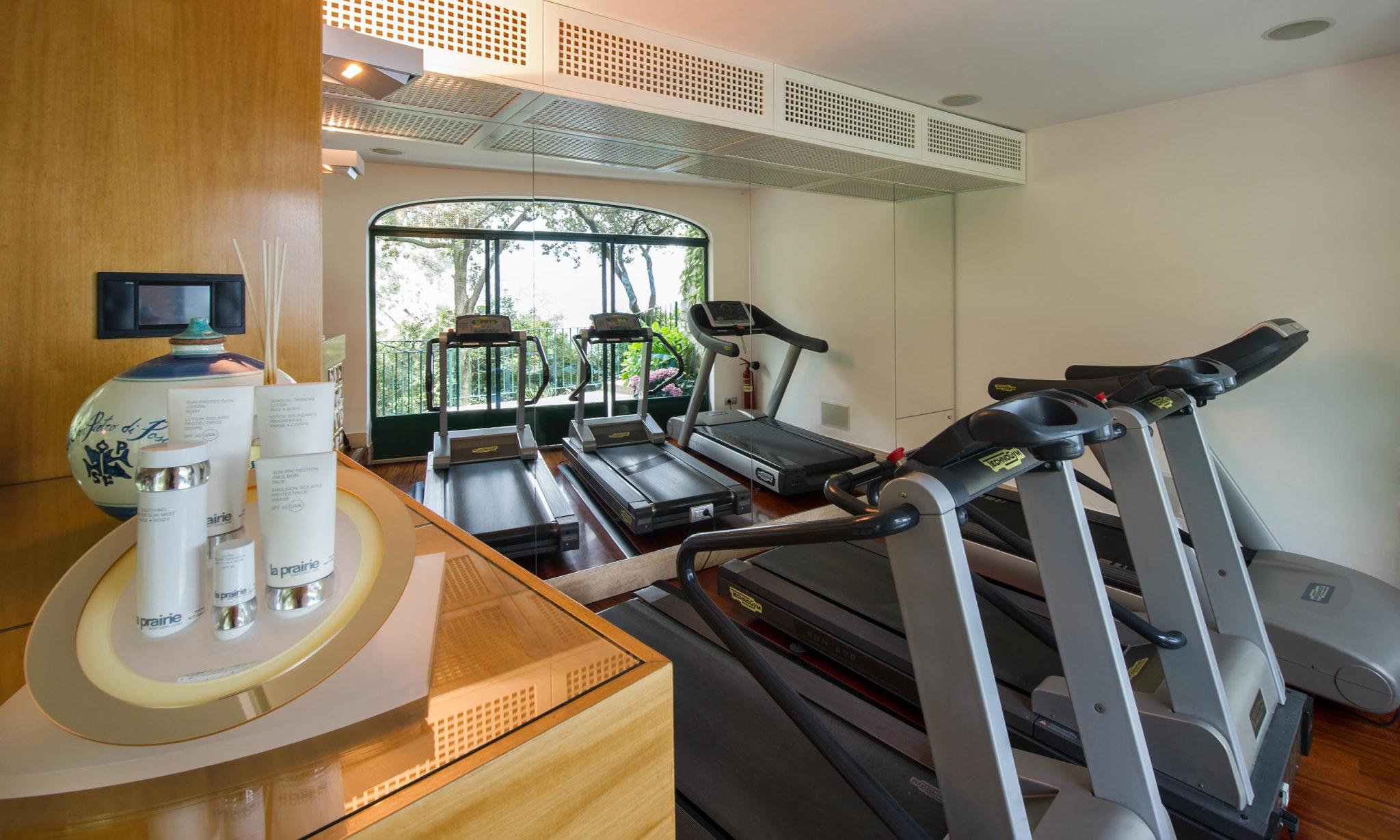 Il San Pietro di Positano: gym with cardio machines, modern equipment, and minimalist light wood interior