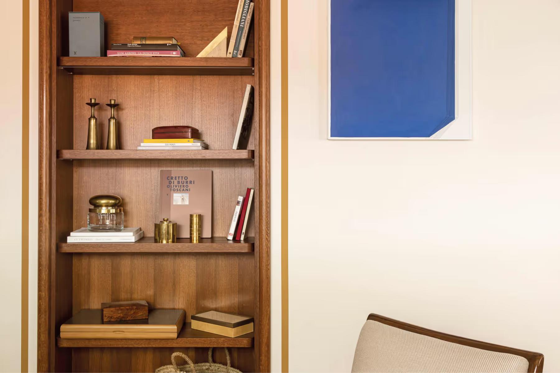 Splendido Mare: built-in wooden shelving with books and decorative items