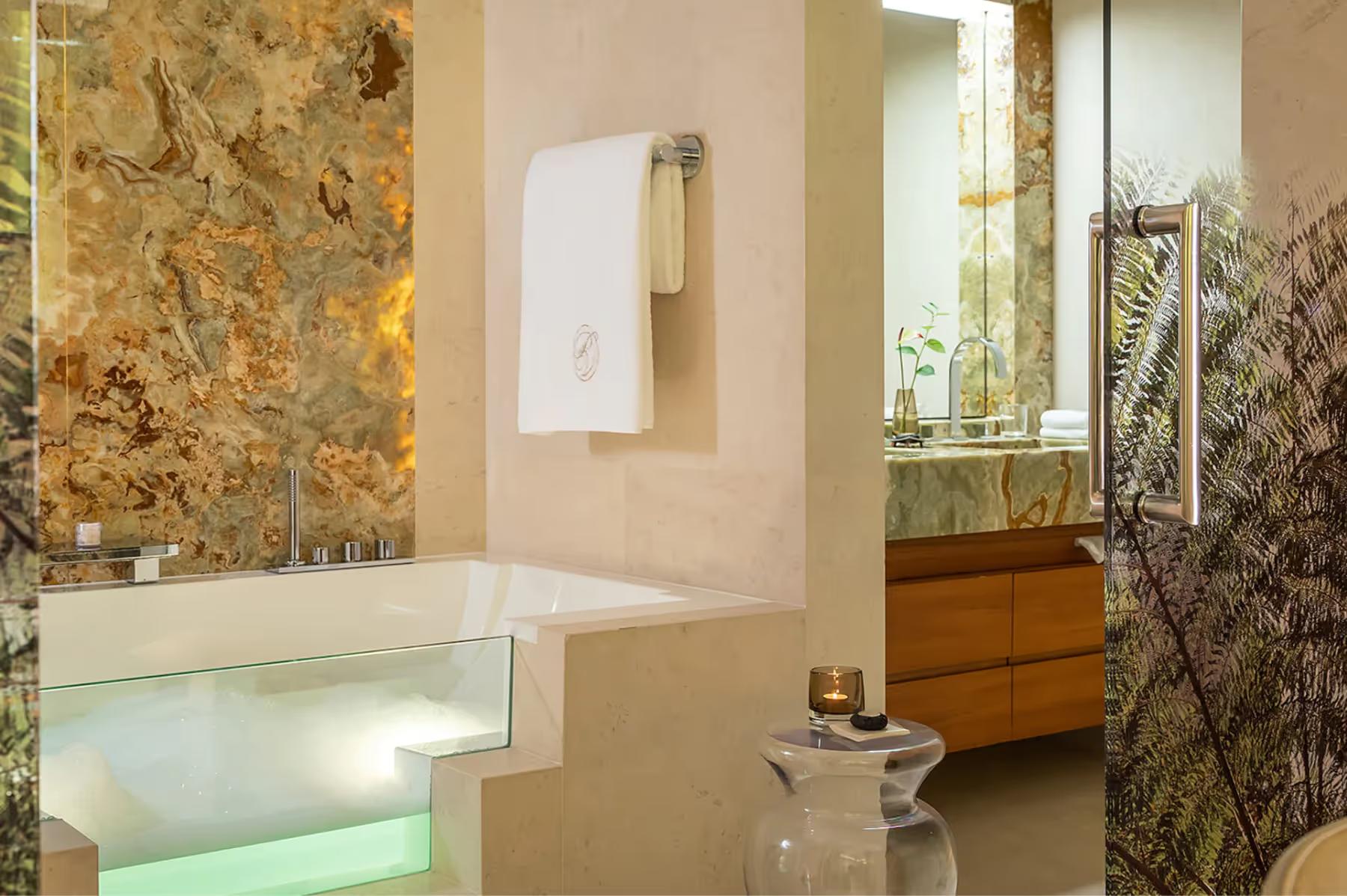 Park Hotel Vitznau: spa bathroom with stone features and illuminated accent wall