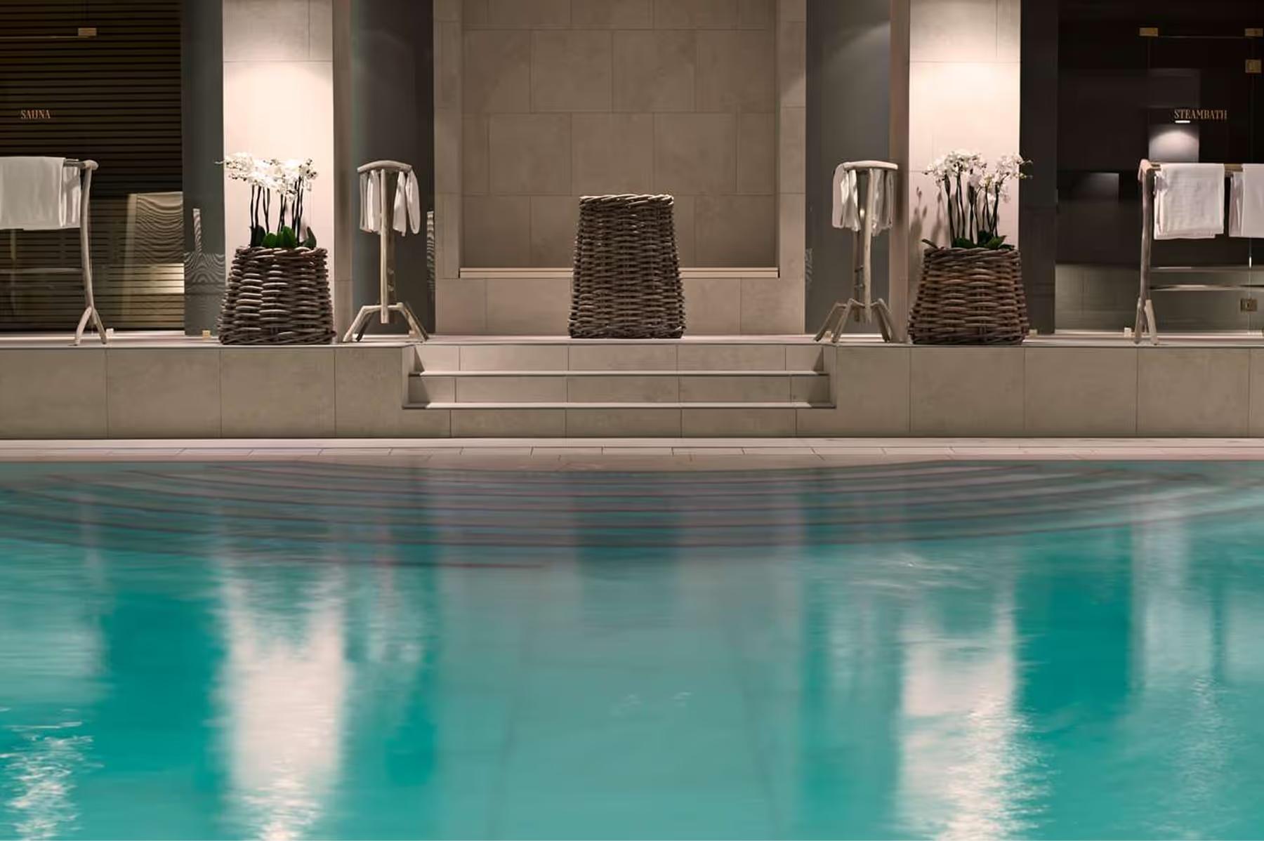Hotel d’Angleterre: indoor pool with turquoise water and vaulted ceiling in spa area
