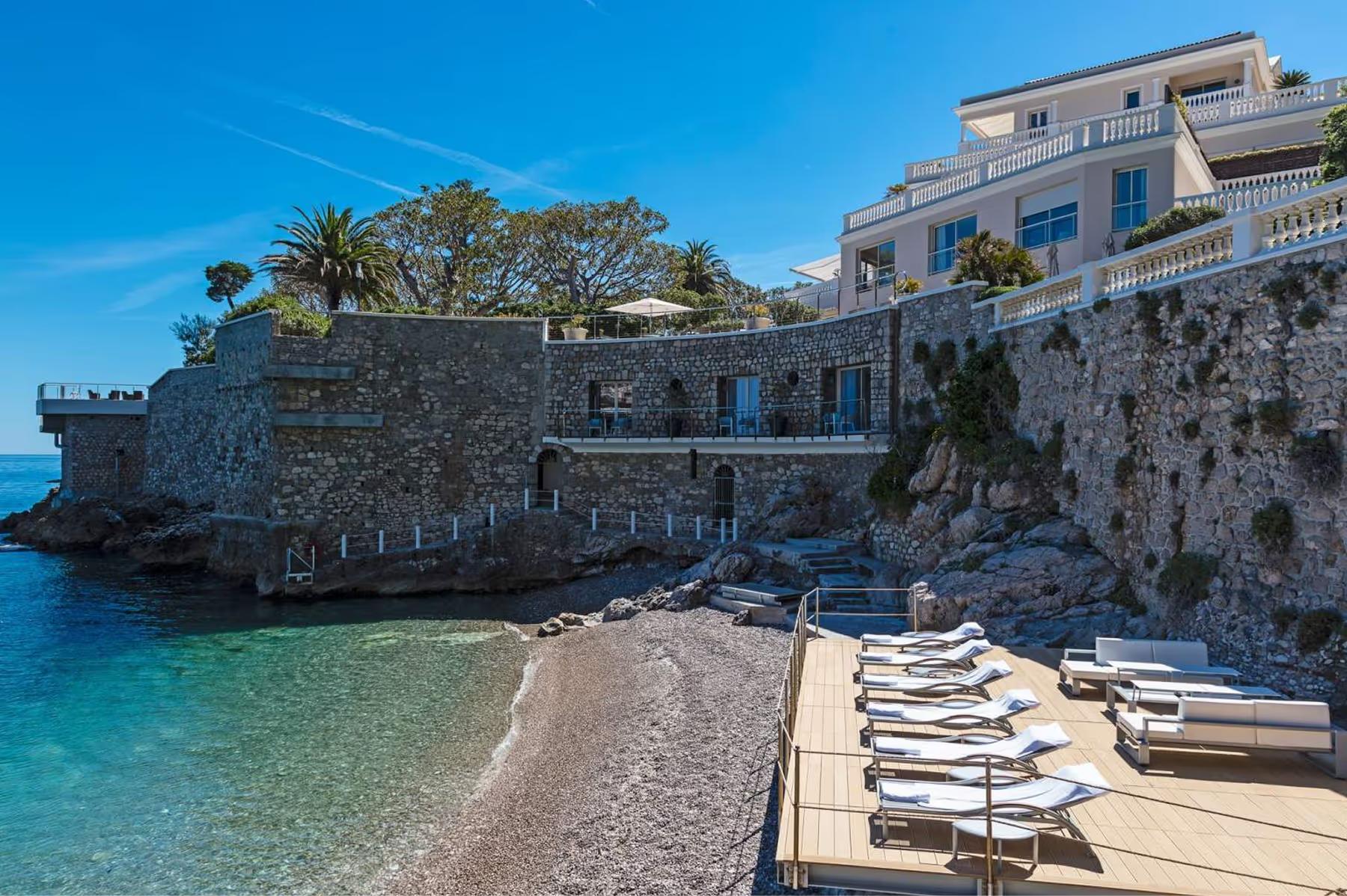 Hotel Cap-Estel: stone structures and loungers on a private beach cove