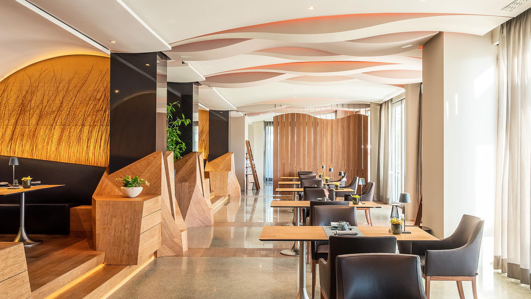 Park Hotel Vitznau: modern restaurant with wood elements and arched doorways