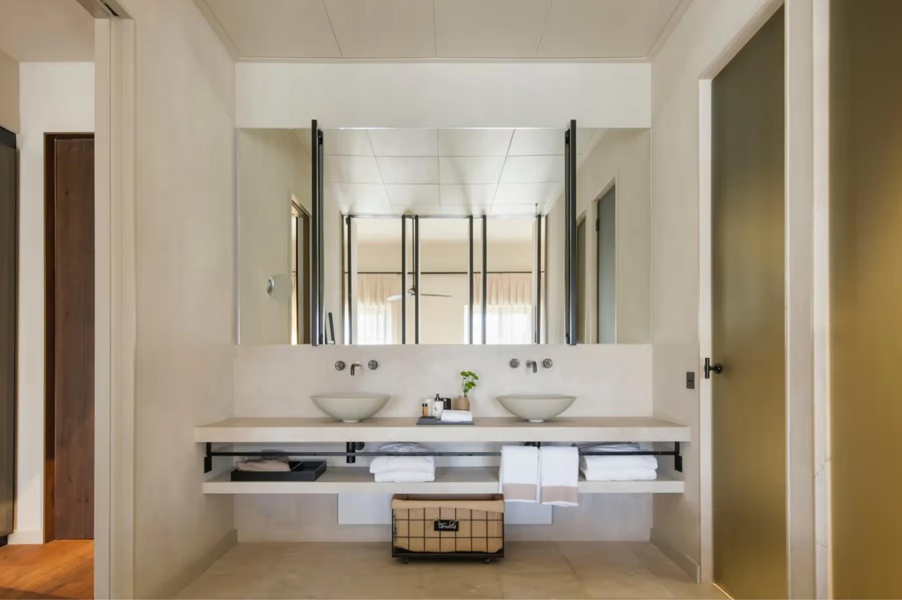 Can Ferrereta: spacious suite with seating area and exposed wooden architectural details