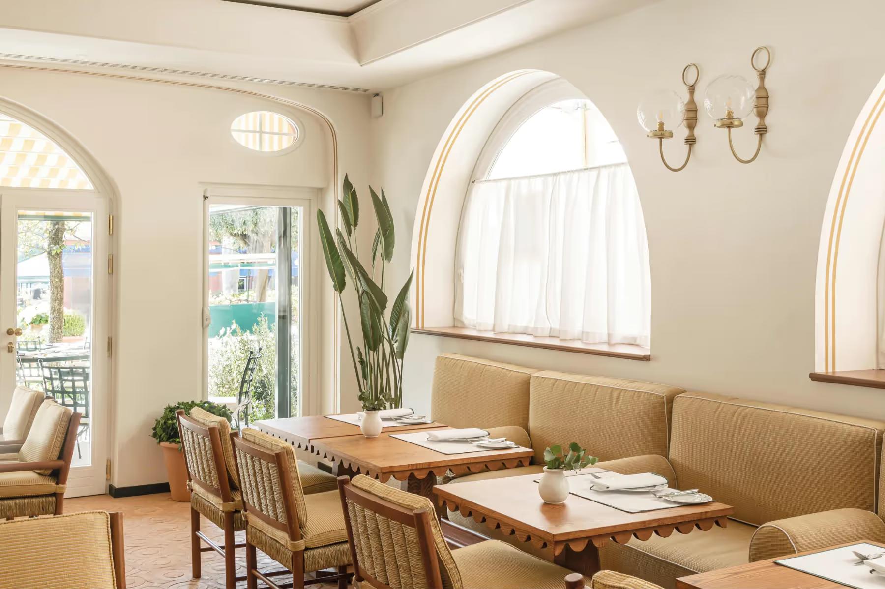 Splendido Mare: restaurant interior with arch windows and tables