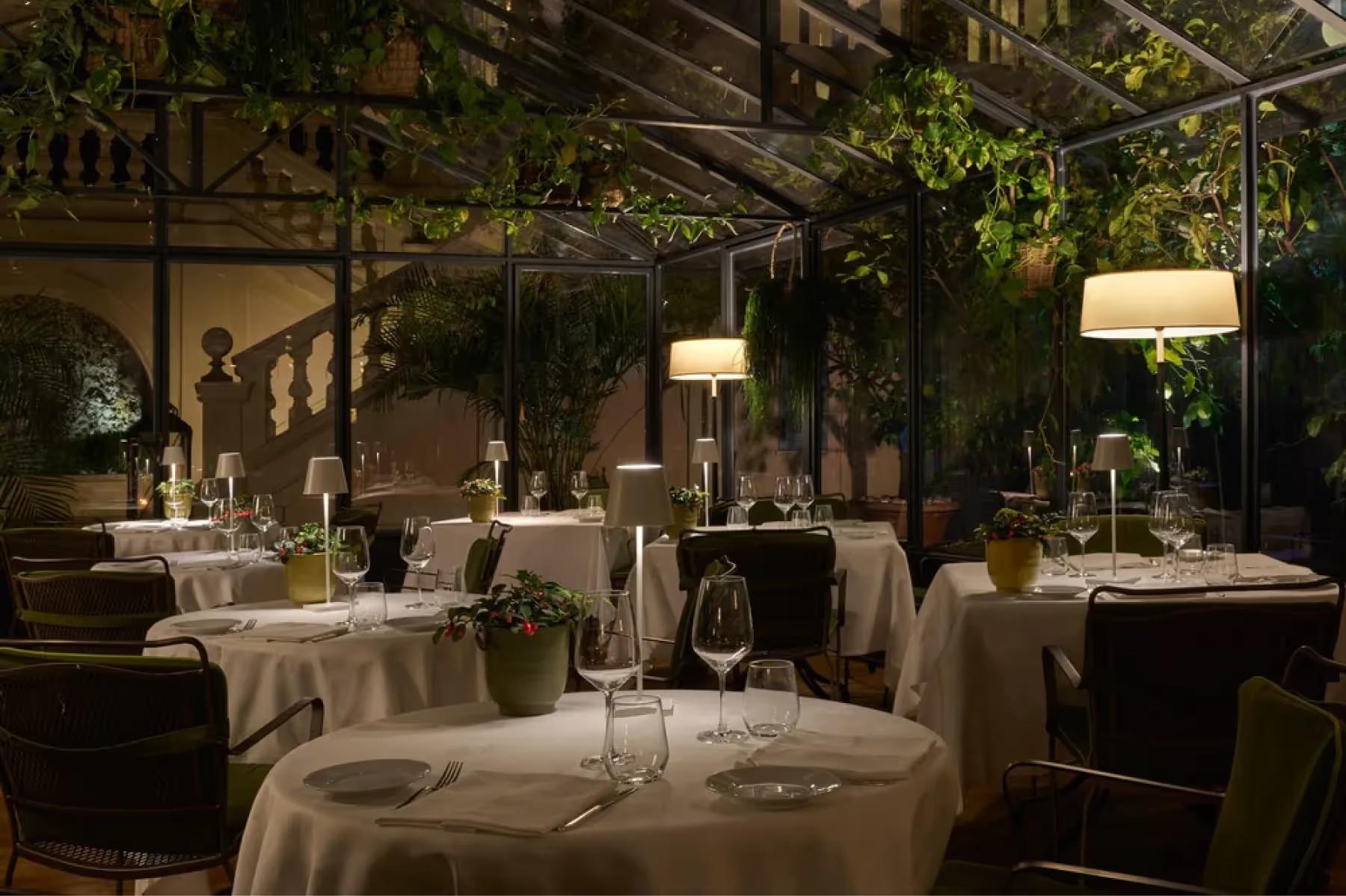 Hotel de Russie: night dining space with wooden pergola, soft lighting, and white table settings
