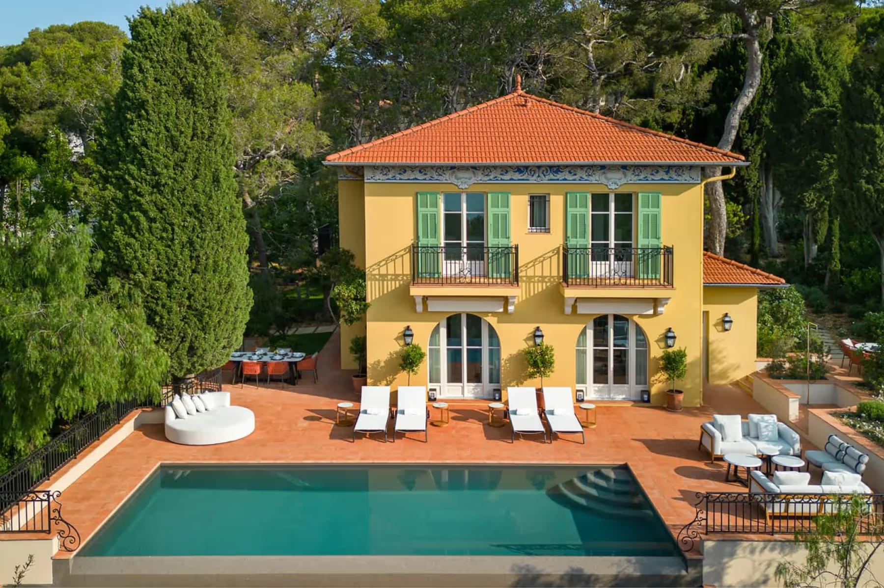 Grand-Hôtel du Cap-Ferrat: golden villa with turquoise pool and garden lounge chairs