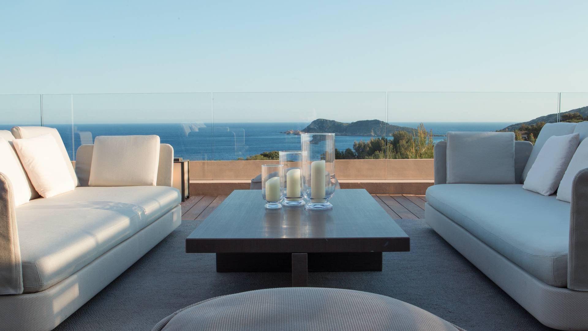 La Réserve Ramatuelle: two white lounges with gray pillows facing the sea